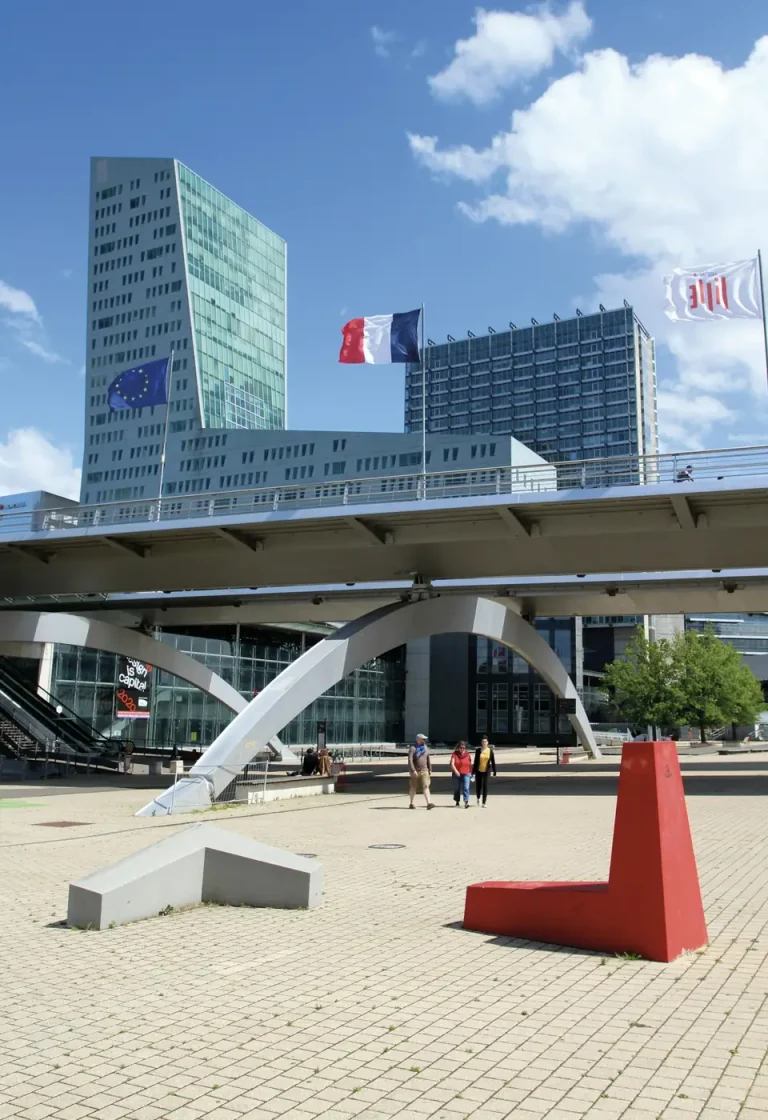 La tour Lilleurope et les immeubles de bureaux du quartier d’affaires d’Euralille, à Lille, sous un ciel bleu
