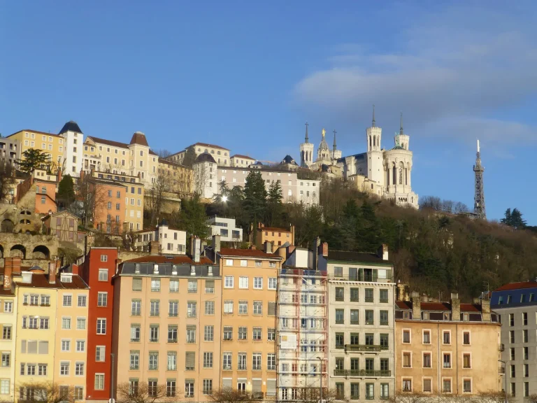 Les façades colorées du Vieux Lyon au pied de la colline de Fourvière, avec la basilique Notre-Dame et la tour métallique au sommet