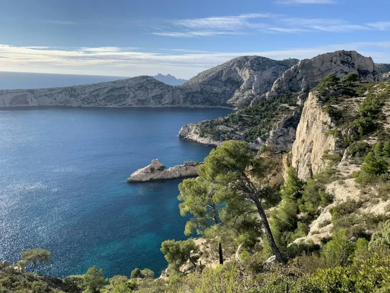 Falaises calcaires, pins et eau bleue dans les calanques de Marseille