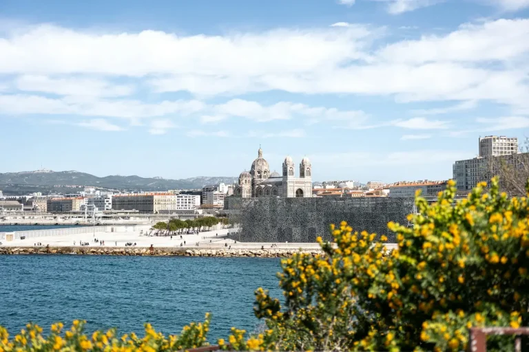 La cathédrale de la Major et le fort Saint-Jean, à l’entrée du Vieux-Port de Marseille, vus de l’autre rive