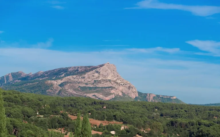 La montagne Sainte-Victoire au-dessus des pinèdes, près d’Aix-en-Provence