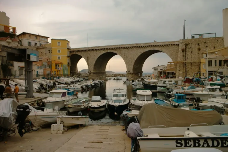 Barques de pêcheurs dans le petit port du Vallon des Auffes, sous le pont de la Corniche, à Marseille