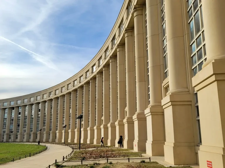 Les colonnades en arc de cercle de l’esplanade de l’Europe, dans le quartier Antigone, à Montpellier, sous un ciel bleu
