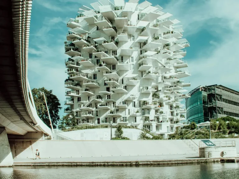 L’Arbre Blanc, immeuble hérissé de balcons blancs, au bord du Lez à Montpellier, sous un ciel d’été