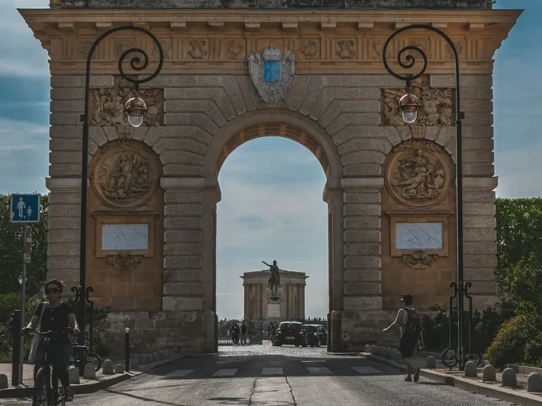 L’Arc de triomphe de Montpellier, à l’entrée de l’Écusson, avec la statue de la promenade du Peyrou visible sous la voûte