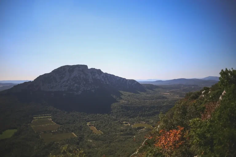 Le Pic Saint-Loup vu des hauteurs, au-dessus des vignes et de la garrigue, en automne