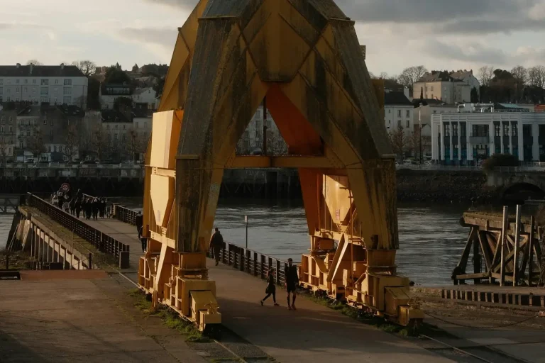 La grue Titan jaune des anciens chantiers navals, au bord de la Loire, sur l’Île de Nantes
