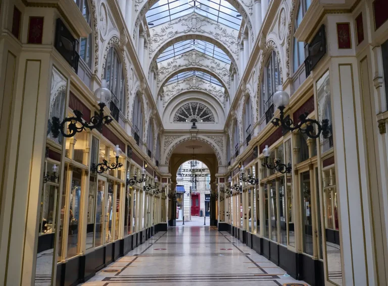 Le passage Pommeraye, galerie marchande couverte du centre de Nantes, avec sa verrière et ses boutiques