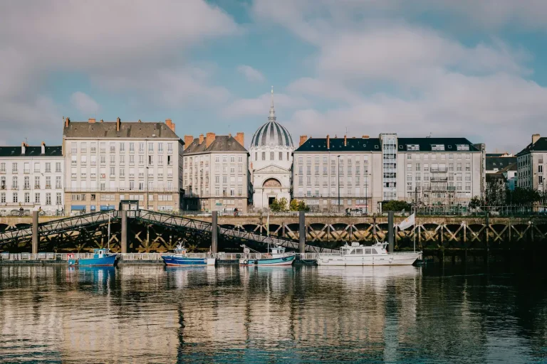 Les quais de la Loire, à Nantes, vus depuis l’Île de Nantes : bateaux à quai, façades et dôme de Notre-Dame-de-Bon-Port