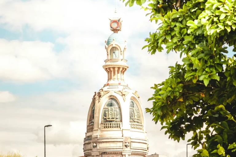 Le dôme de la tour LU, à Nantes, à côté du feuillage d’un arbre