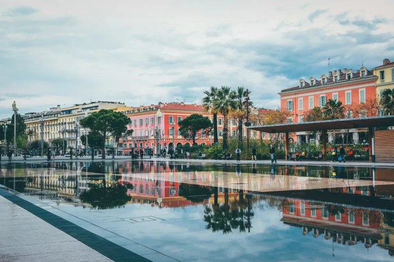 Le miroir d’eau de la Promenade du Paillon, à Nice, où se reflètent les palmiers et les façades colorées