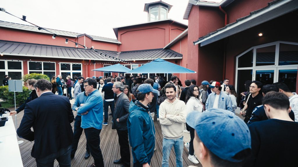 Participants du séminaire KPMG réunis sur une terrasse en bois devant les bâtiments du Center Parcs du Lac d’Ailette