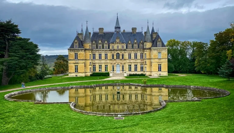 Le Château de Boursault et son bassin, dans la vallée de la Marne, près d’Épernay