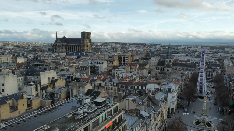 La cathédrale Notre-Dame au-dessus des toits de Reims et, à droite, la place Drouet-d’Erlon et sa fontaine, vues d’en haut