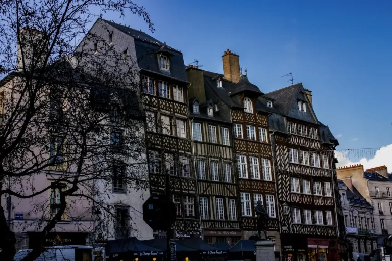 Hautes maisons à pans de bois sous un ciel bleu, dans le centre historique de Rennes