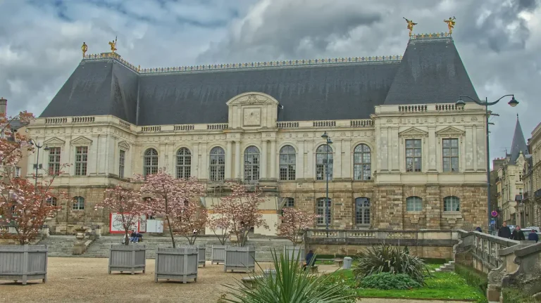 Façade du Parlement de Bretagne et ses jardins fleuris, place du Parlement, à Rennes