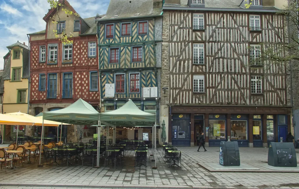 Maisons à pans de bois colorées et terrasses de la place Sainte-Anne, dans le centre historique de Rennes