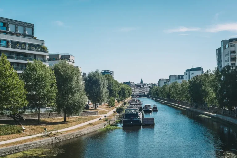La Vilaine bordée d’arbres et de péniches, au cœur de Rennes