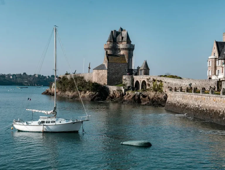 Voilier au mouillage devant la tour Solidor, dans le quartier de Saint-Servan, à Saint-Malo