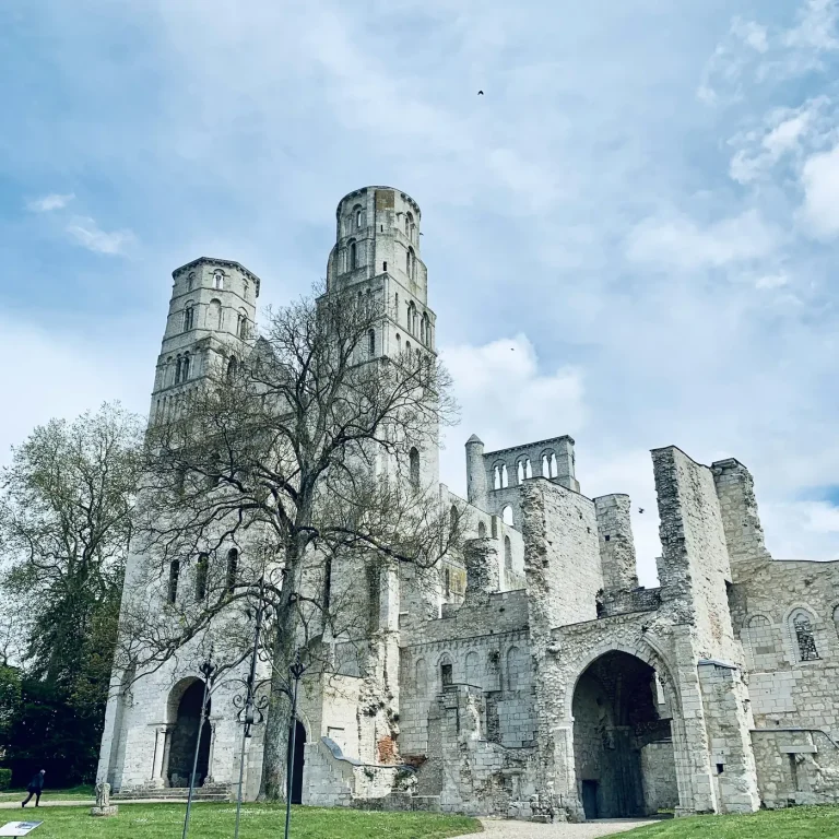 Les deux tours et les ruines de l’abbaye de Jumièges, dans la vallée de la Seine, sous un ciel bleu
