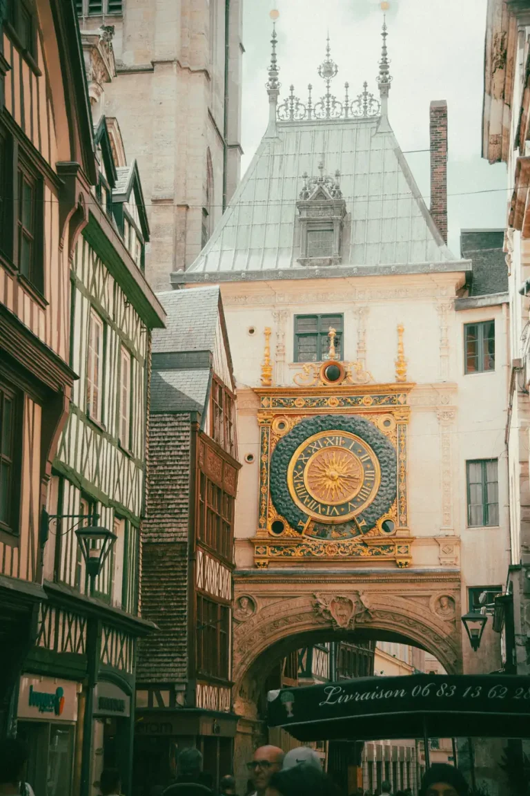 Le Gros-Horloge et son arche au-dessus de la rue du Gros-Horloge, entre les maisons à colombages, à Rouen