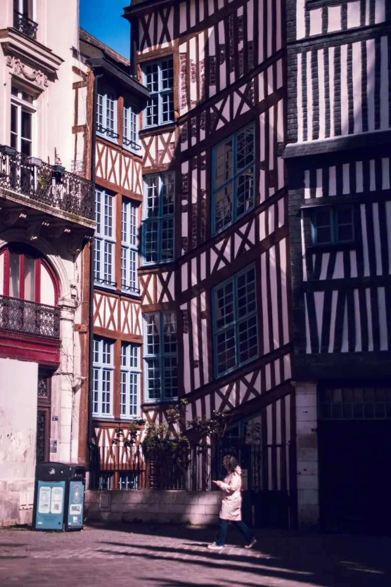 Maisons à colombages penchées dans une rue ancienne du centre de Rouen