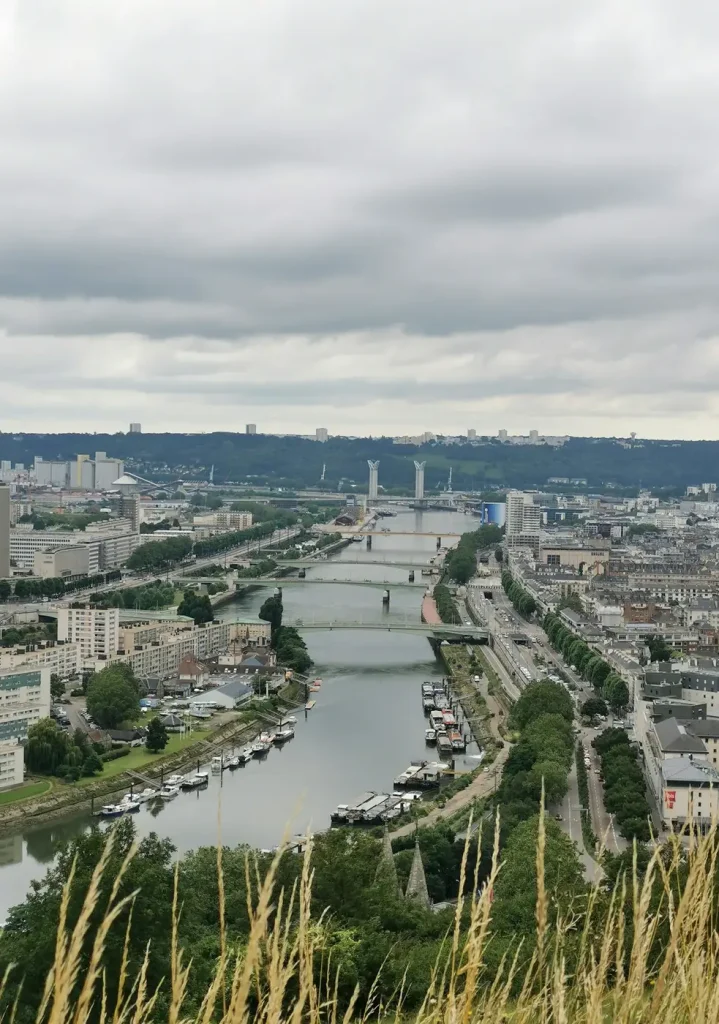 Rouen et la boucle de la Seine vus des hauteurs de la ville, avec ses ponts et ses îles