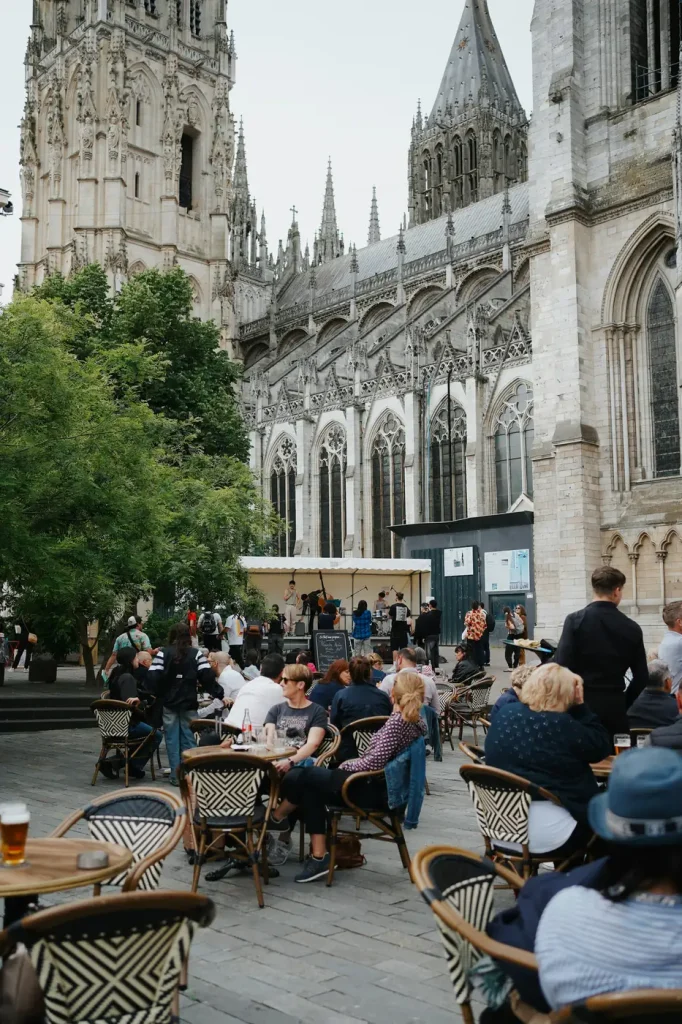 Terrasses animées et concert en plein air au pied de la cathédrale Notre-Dame de Rouen