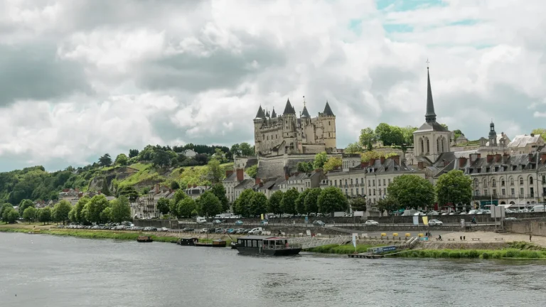 Le château de Saumur au-dessus de la ville et de la Loire