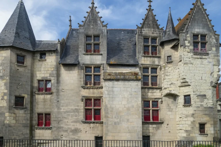 Une demeure ancienne en pierre aux volets rouges, à Saumur