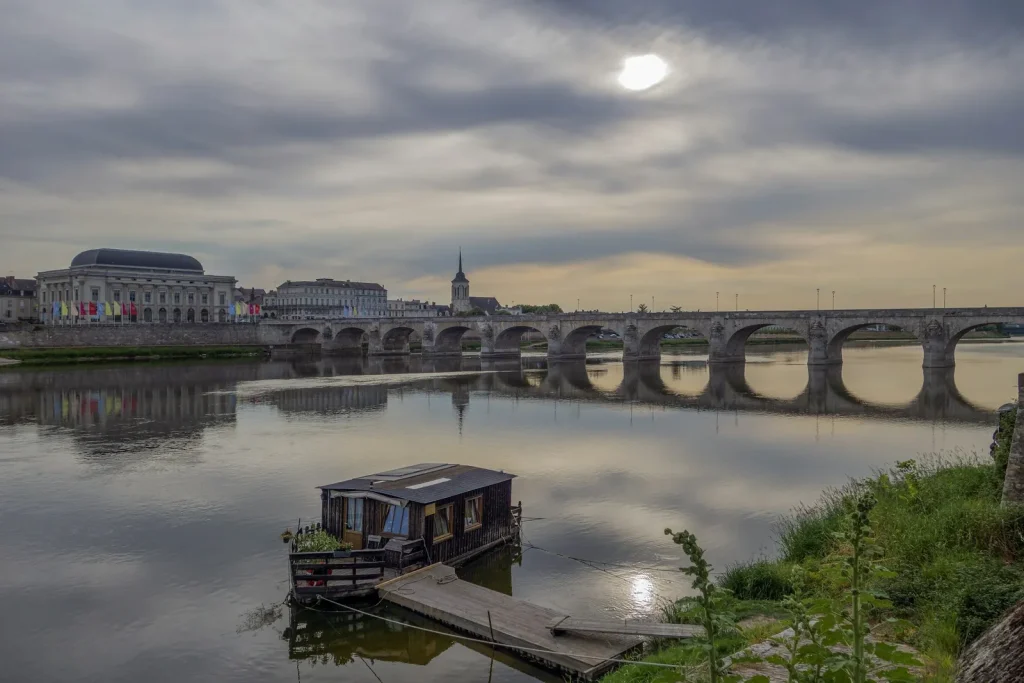 La Loire à Saumur, son pont à arches et un bateau amarré près de la rive