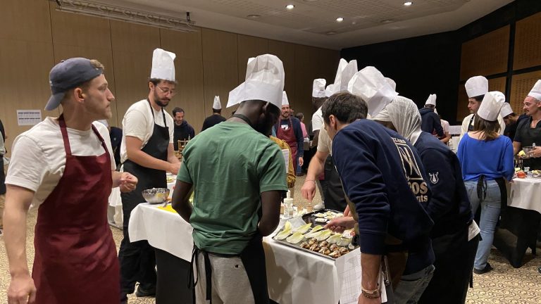 Participants du séminaire incentive de Libon en toques et tabliers, pendant le concours de cuisine au Pays basque