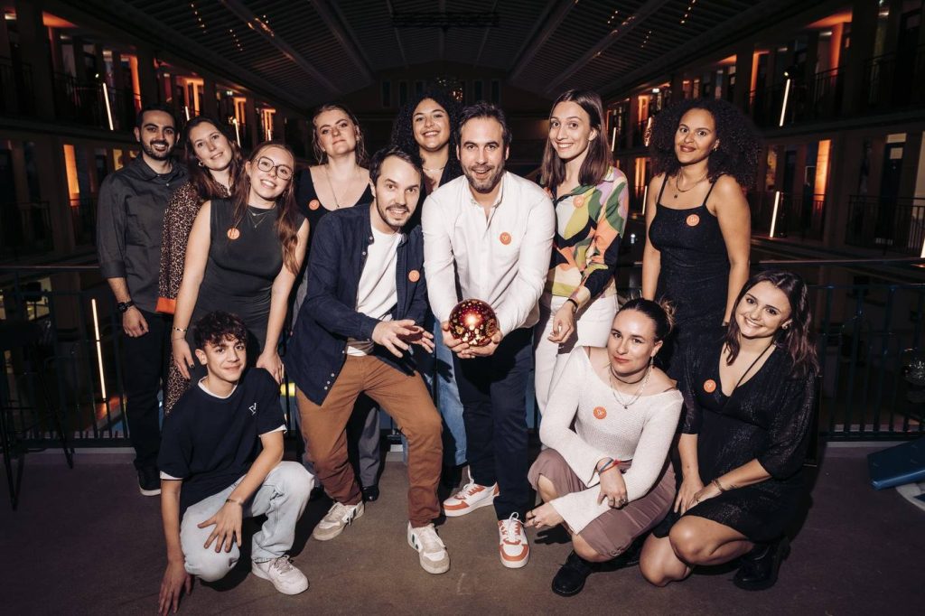 L’équipe Weevup réunie pour une photo de groupe sur une coursive du Molitor, à Paris, pendant la soirée de ses 10 ans
