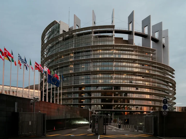 Le Parlement européen et ses drapeaux, dans le quartier européen de Strasbourg