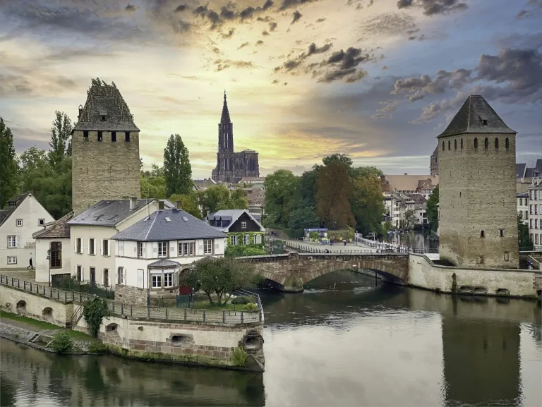 Les tours des Ponts couverts sur l’Ill et la flèche de la cathédrale à l’horizon, à Strasbourg