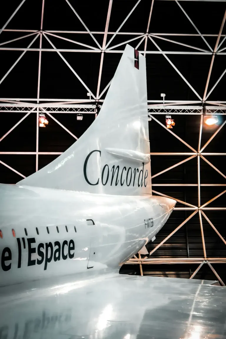 La dérive du Concorde sous la charpente métallique du musée Aeroscopia, à Blagnac, près de Toulouse