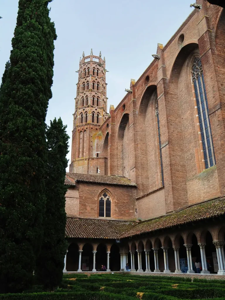 Le clocher et le cloître du couvent des Jacobins, en brique, dans le centre de Toulouse