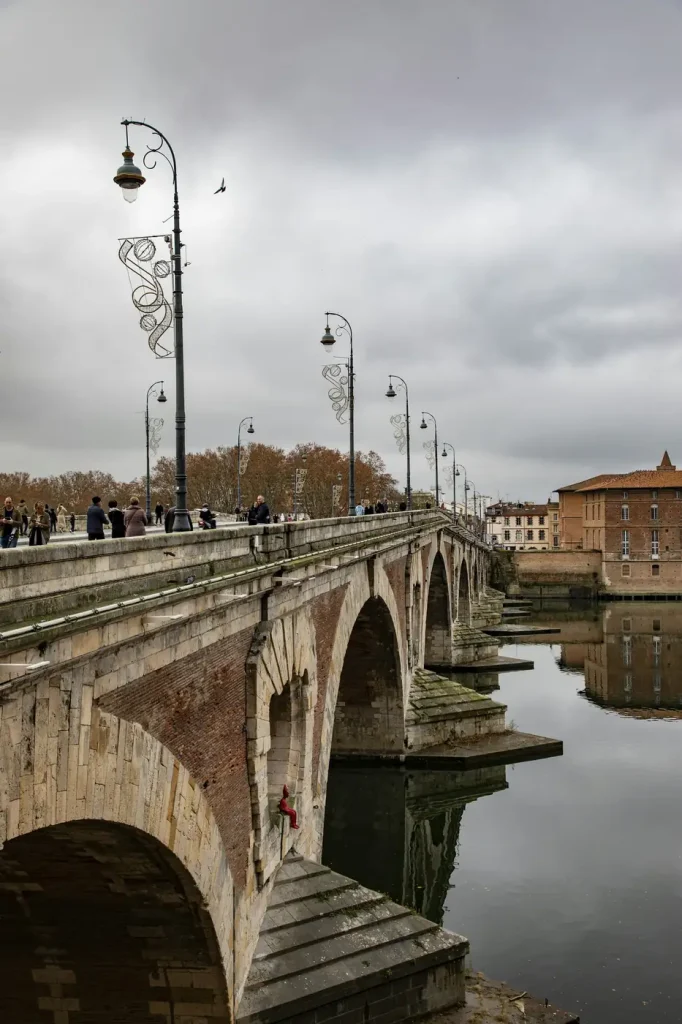 Le Pont-Neuf, ses arches de brique et de pierre et ses lampadaires, au-dessus de la Garonne, à Toulouse