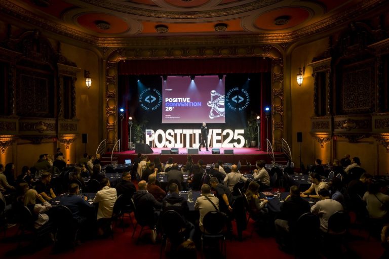 Plénière de la convention de 300 participants du Groupe Positive au Plaza Hotel de Bruxelles, organisée par Weevup